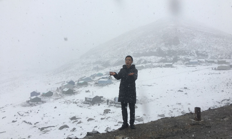 蟲草山下的營地遭遇大雪