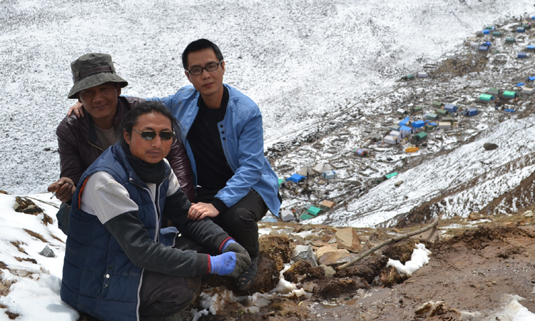 與采挖新鮮蟲草的帥氣藏族小伙合影