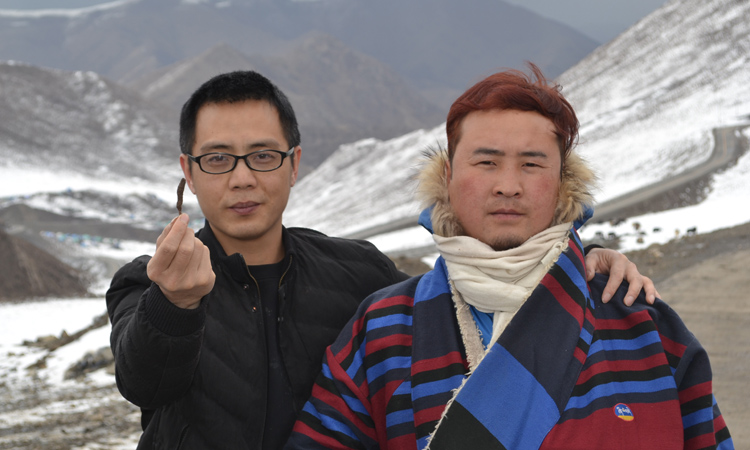 在新鮮蟲草采集地附近與藏族小哥合影